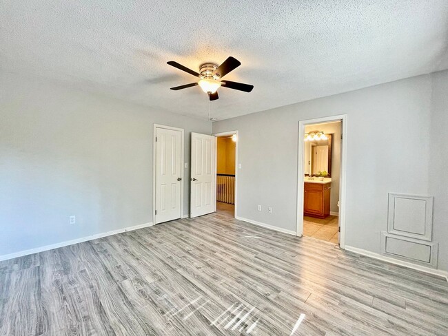 Building Photo - READY 11-07-25!! 3-Bedroom Townhome at the...