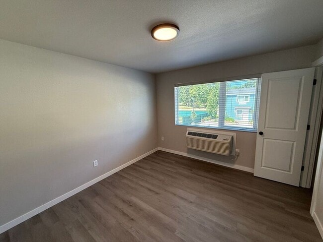Building Photo - 2915 Waverly Dr SE