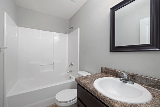 Building Photo - 3 Bedroom Duplex Rental in Springfield!