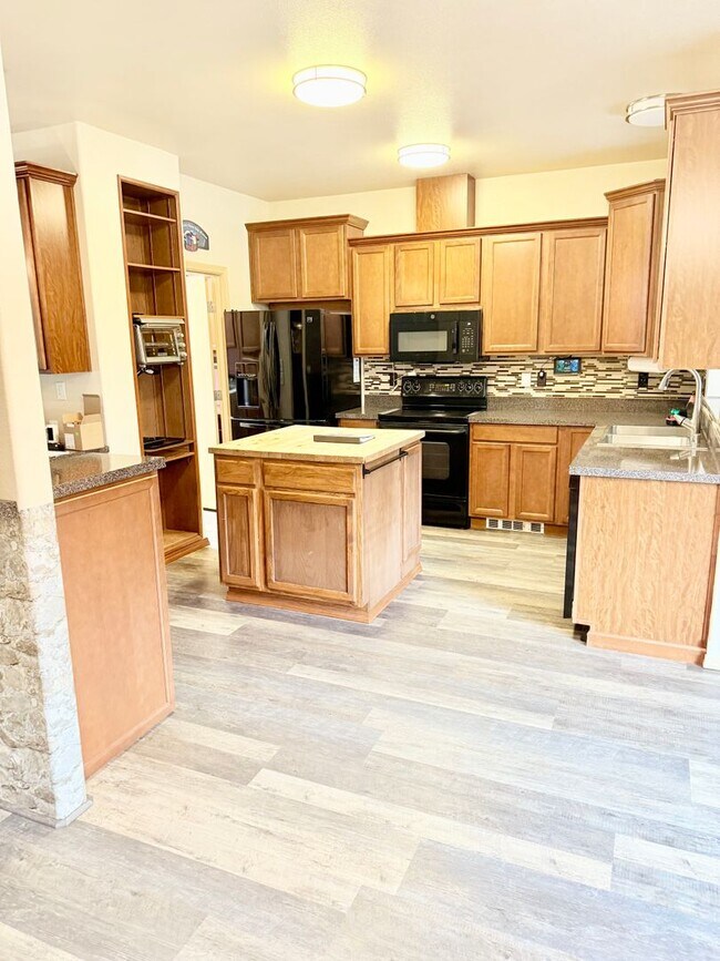 Building Photo - Beautiful house in Maple View Meadows.