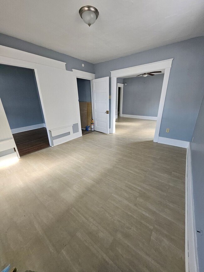 Building Photo - Newly renovated upper 3 bedroom unit