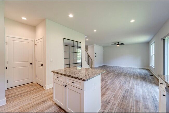 Building Photo - 7 Limox Ln