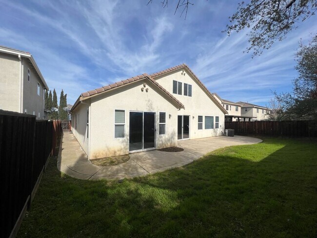 Building Photo - 4 bedroom home with 3 car garage in Patterson!