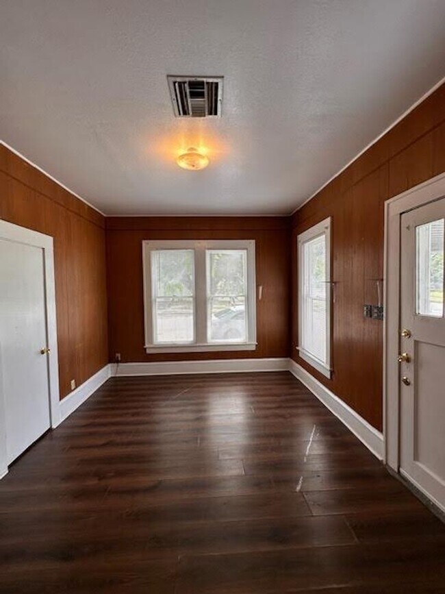 Building Photo - 2724 Bosque Blvd