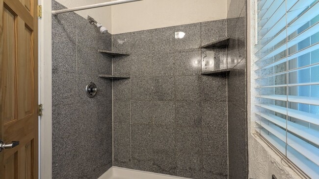 Building Photo - 3 Bed 2 Bath Near Downtown COS
