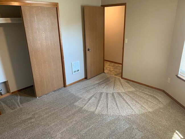 Building Photo - Pra3401