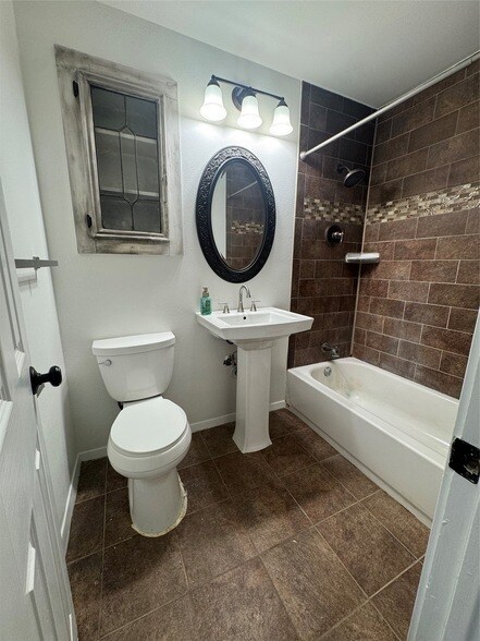 Building Photo - 935 Creager St