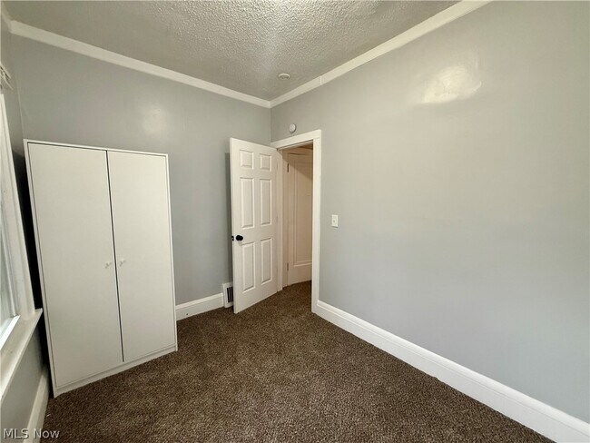 Building Photo - 810 Thayer St