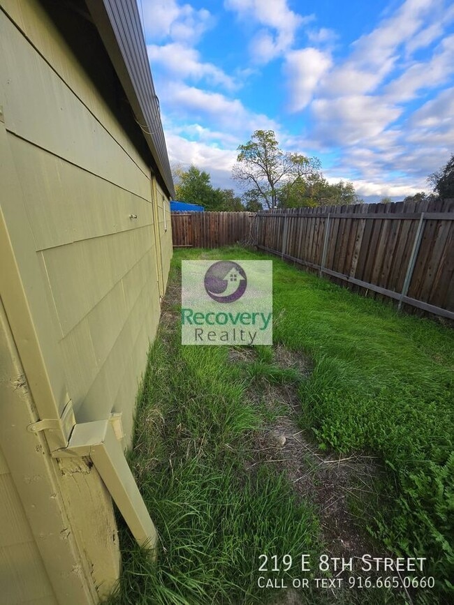 Building Photo - 219 E 8th St