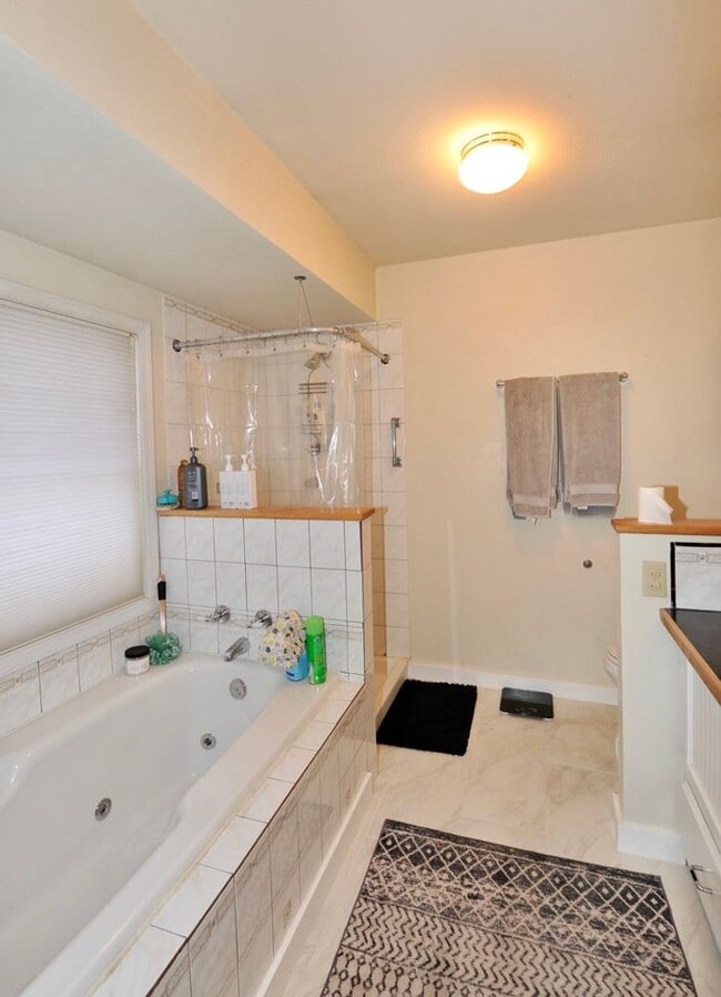 Building Photo - Fairway Golf Course 3 bed 3 bath with basement