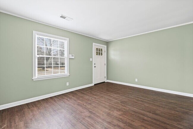 Building Photo - 4 Bedroom In Colonial Acres
