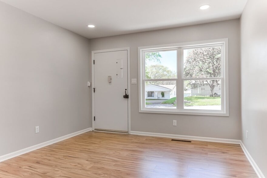 Building Photo - 2721 S 51st Terrace