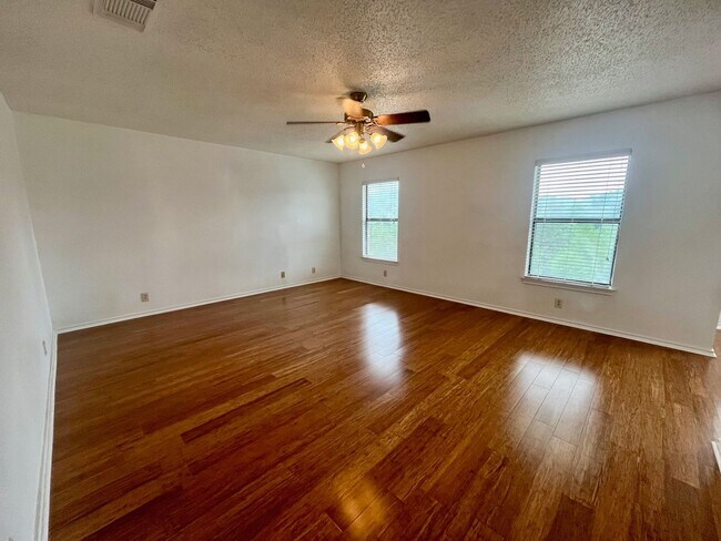 Building Photo - Spacious 3 Bedroom/2.5 Bath home with Large Game Room and Fabulous Deck ~ Move in Ready!