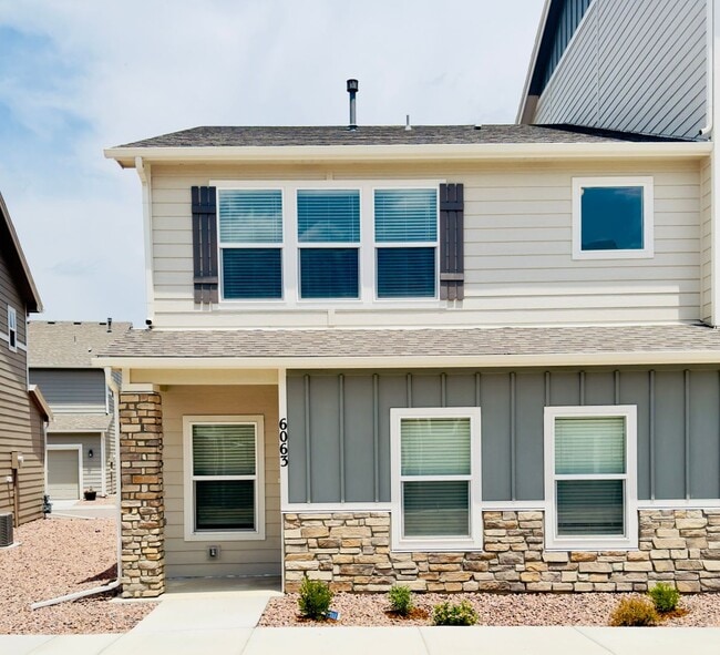 Building Photo - Move-In Ready Gem with Open Floor Plan & Prime Location