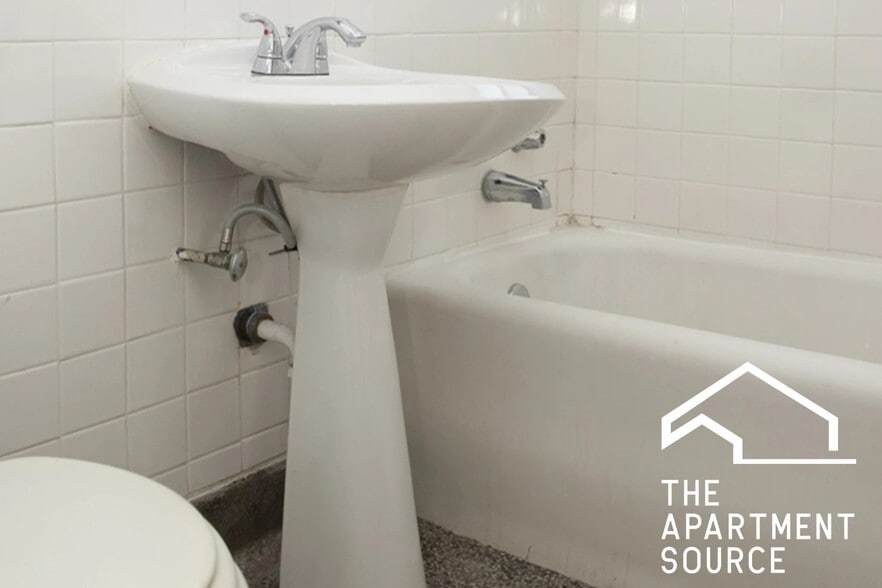 Building Photo - 3345 N Marshfield Ave