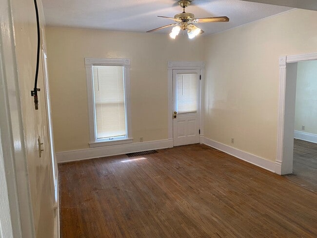 Building Photo - 2 Bedroom Bungalow Near Downtown