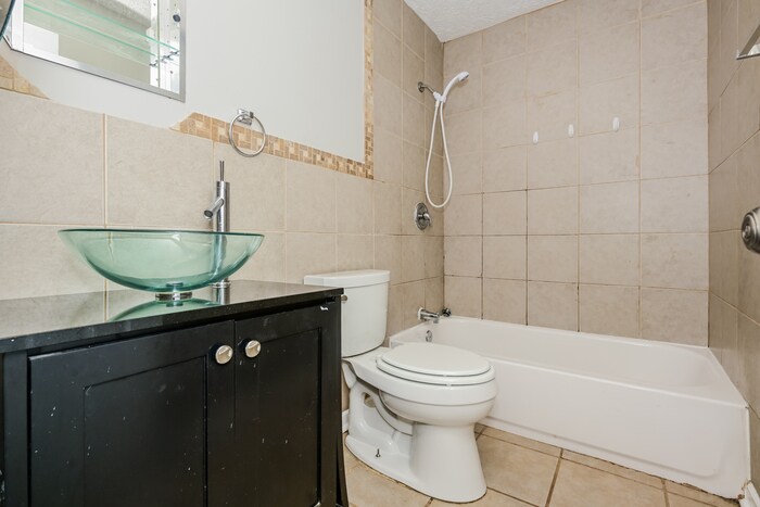 Building Photo - 999 Fairview Rd