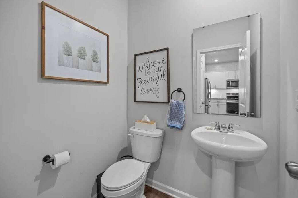 Powder room - 7718 Nelson Rd