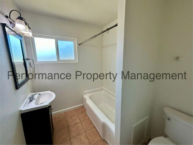 Building Photo - Cute 3 Bed/1 Bath SE Bakersfield Home w/ S...