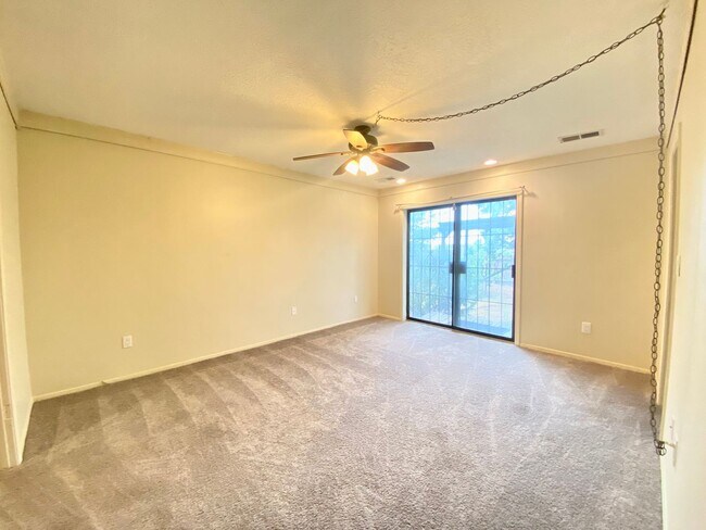 Building Photo - Spacious Home in Vista Primera