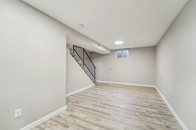 Building Photo - 374 Gladiola St