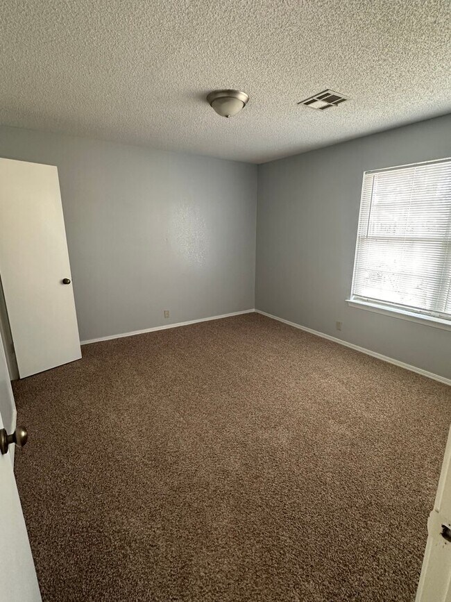 Building Photo - 2 Bed/2 Bath 2nd Floor Condo