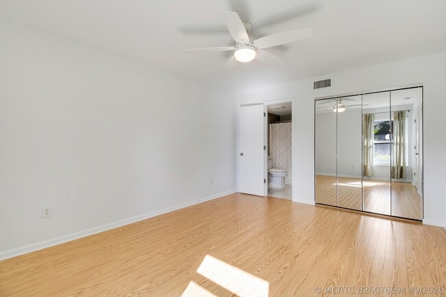 Building Photo - 8388 SE Croft Cir