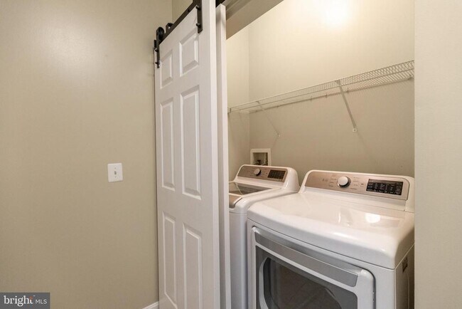 Building Photo - 2465 Army Navy Dr