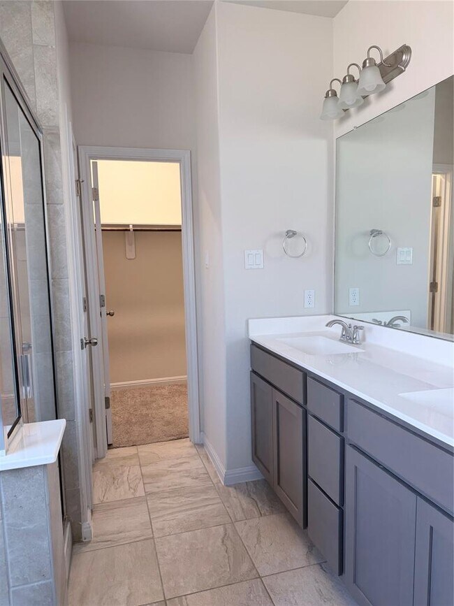 Building Photo - 605 Elm Green St