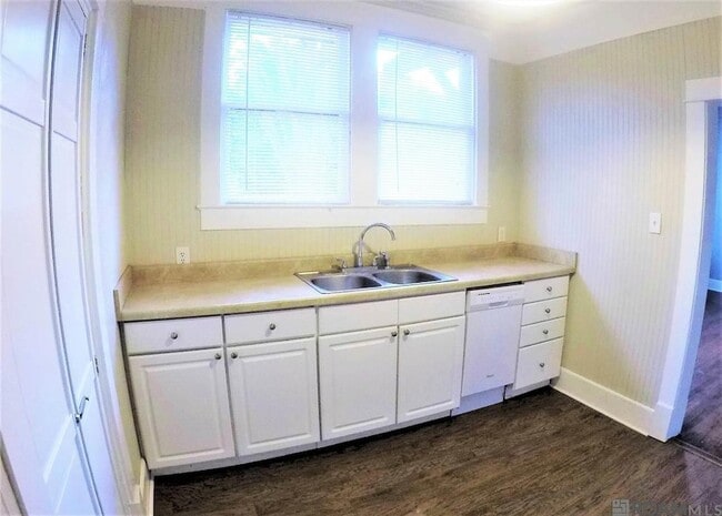 Building Photo - 1833 Wisteria St