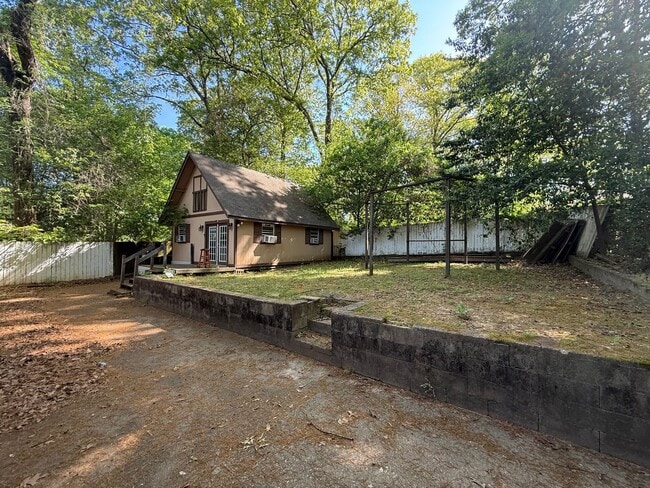 Building Photo - ** 4 Bed 2 Bath located in Forest Hills ** Call 334-366-9198 to schedule a self-tour