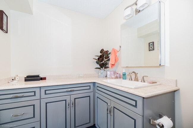 Building Photo - 1309 N Wells St