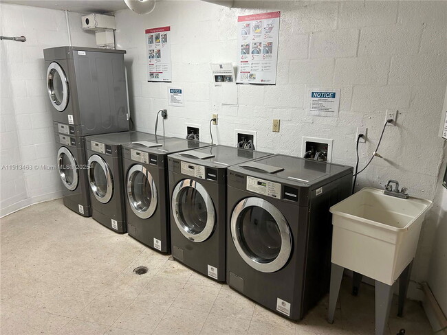 Building Photo - 100 Bayview Dr