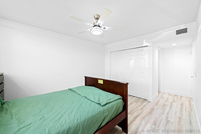 Building Photo - 491 Racquet Club Rd