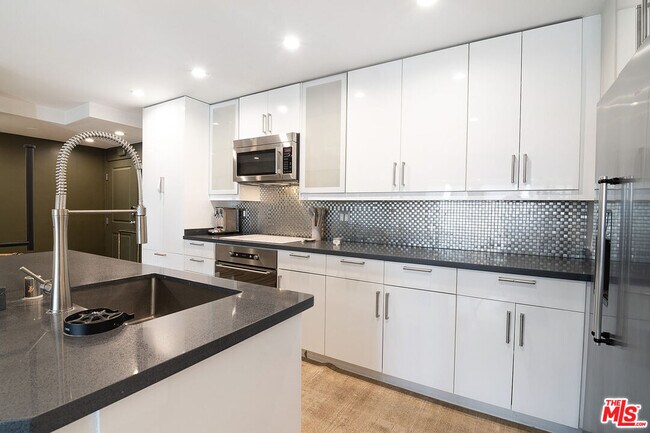 Building Photo - 1155 N La Cienega Blvd