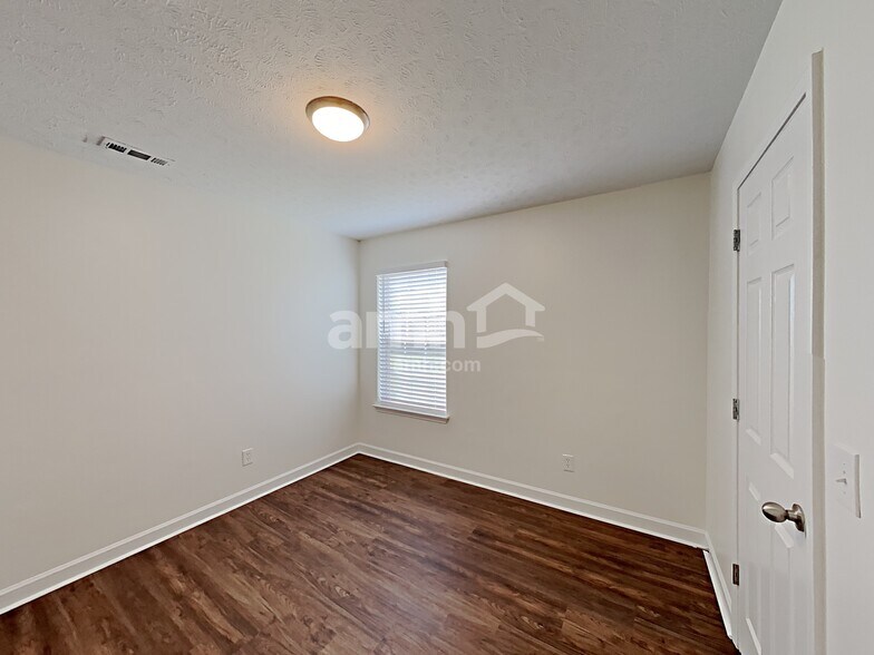 Building Photo - 6004 Crestview court