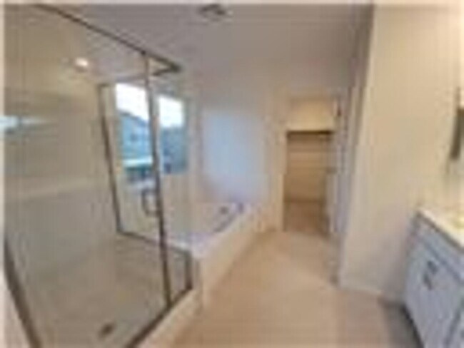Building Photo - Beautiful 4 bedroom House