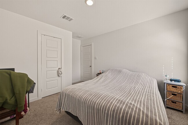 Building Photo - 1102 Rayburn Dr