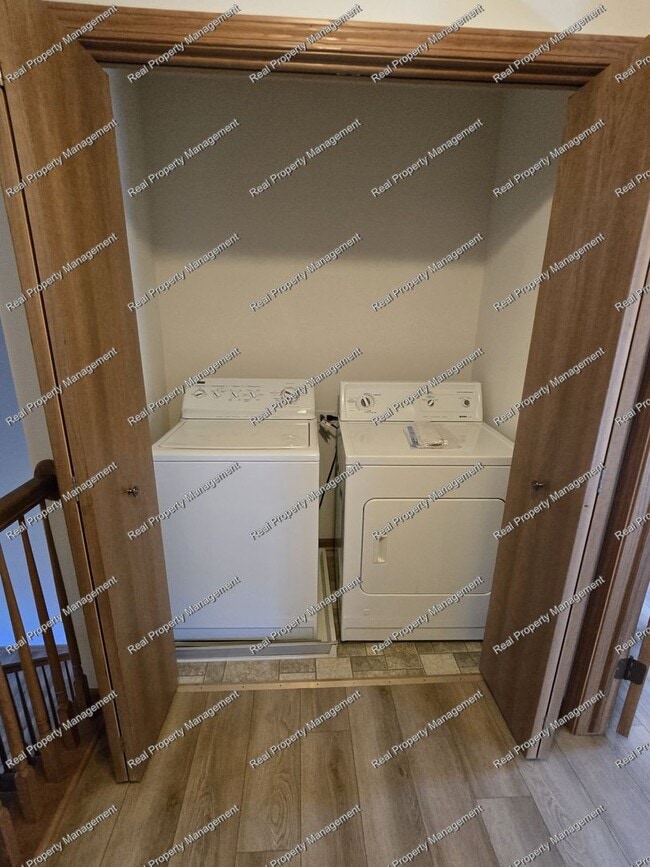 Building Photo - Two Bedroom Dyer Townhome