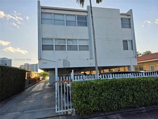 Building Photo - 2150 Bay Dr