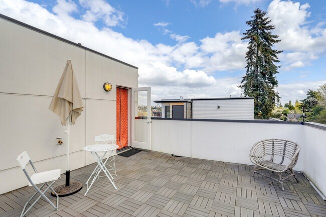 Building Photo - 128A W Florentia St