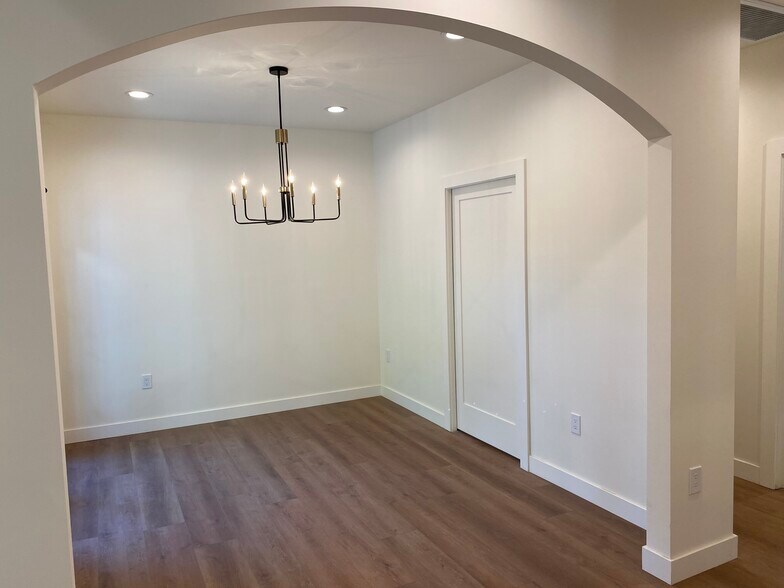 Building Photo - 1077 E Howard St