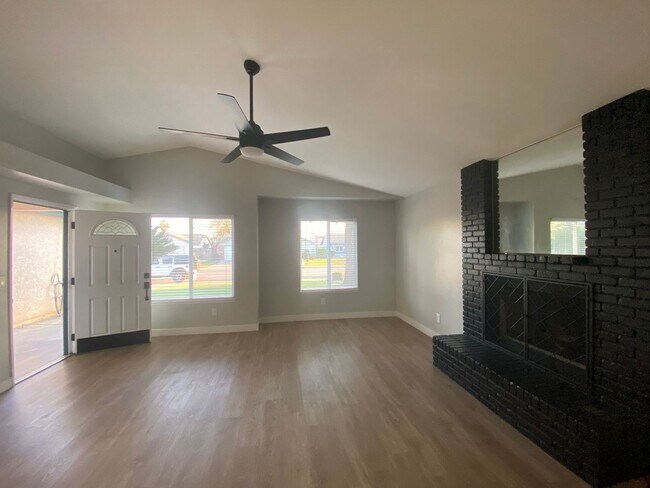 Building Photo - Recently Remodeled 3 BD 2 BA House in a Desirable SW Bakersfield