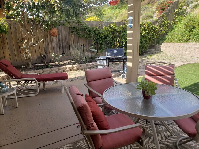 large private patio and fenced yard - 4564 Beverly Glen Dr