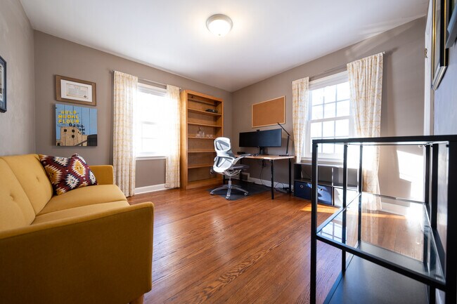 Building Photo - 2626 N Vincent Ave