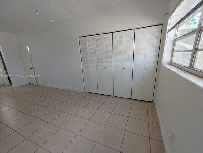 Building Photo - 1305 W 53rd St