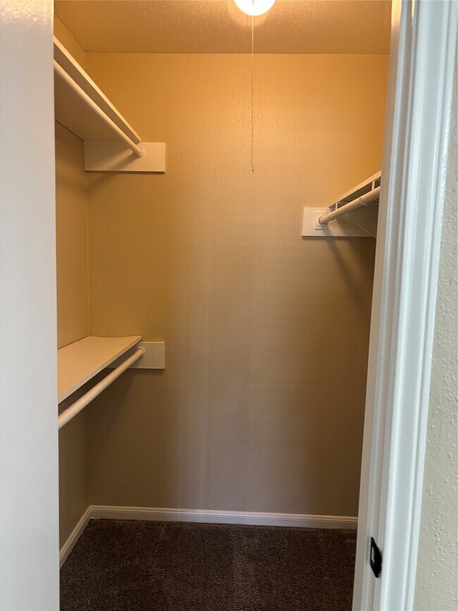 Building Photo - 1726 Oakwell Ln