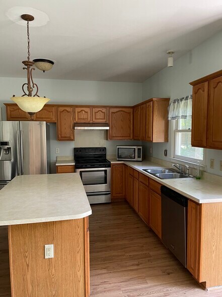 Building Photo - 208 Cambridge Plz