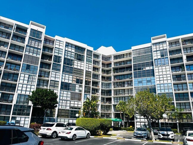 Building Photo - 1000 Parkview Dr