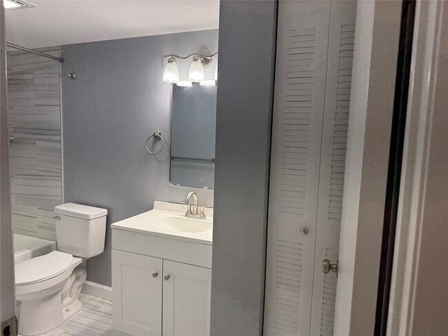 Building Photo - 7630 Westwood Dr